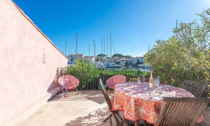 Port Grimaud Apartment | Apartment overlooking the Port-Grimaud canals, rue de l'Amarrage