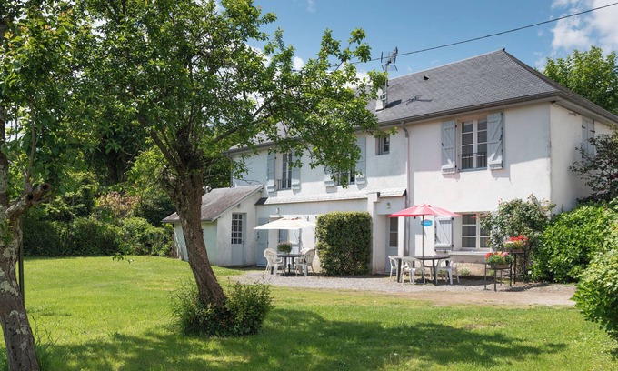 Argeles Gazost Apartment | Apartment 'Pibeste' with Mountain View, Shared Garden and Wi-Fi