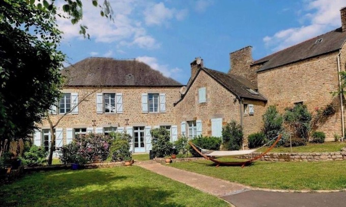 Tremblay Apartment | Apartment 'Pivoine' with Shared Terrace, Shared Garden and Wi-Fi