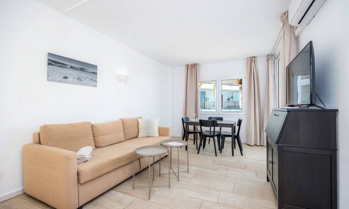 Portocolom Apartment | Apartment 'Pool View Room 101' with Shared Pool, Wi-Fi and Air Conditioning