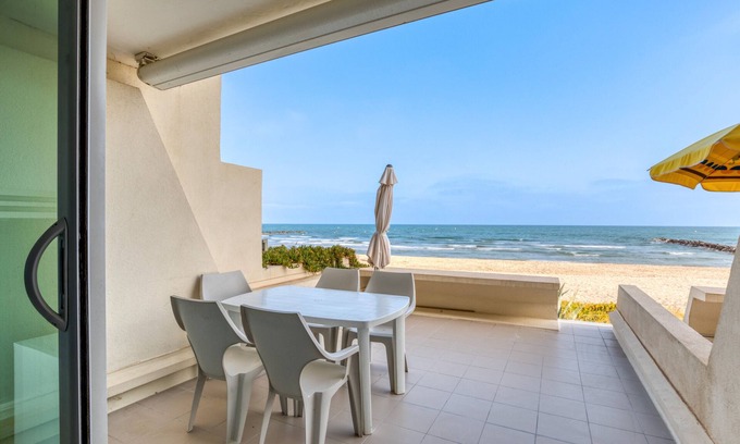 Carnon-Plage Apartment | Apartment "Première Ligne Avec Terrasse" with Sea View, Private Terrace & Wi-Fi