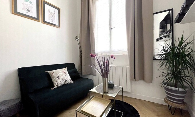 Old Lyon Apartment | Apartment-Private Bathroom-Apartment-Street View