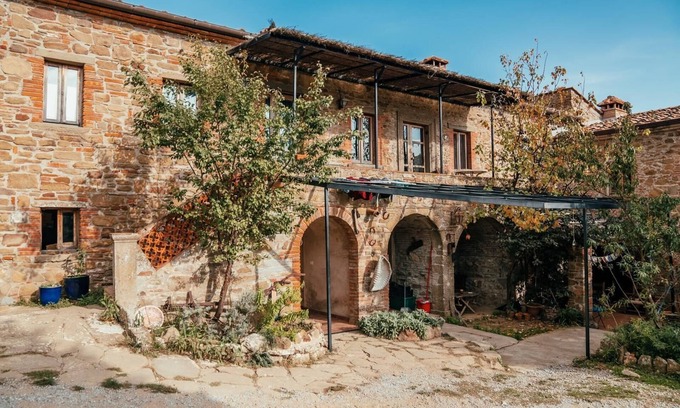 Gaiole in Chianti Apartment | Apartment 'Reggioli- Appartamento Erborista' with Mountain View, Shared Garden and Wi-Fi