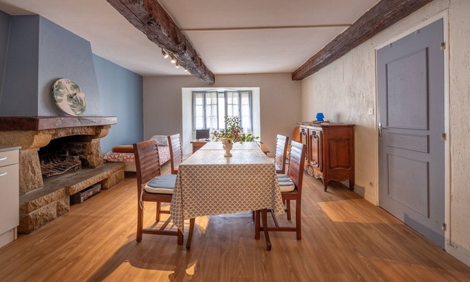 Sarzeau Apartment | Apartment 'Sarzeau Centre - Le Cormoran' with Shared Pool and Wi-Fi