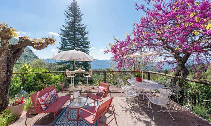 Bagni di Lucca Apartment | Apartment 'Sassi Scritti - Carpino Nero' with Mountain View, Shared Garden and Wi-Fi