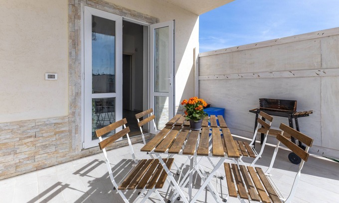 Granelli Apartment | Apartment "Savana Gialla" with Private Terrace & Wi-Fi