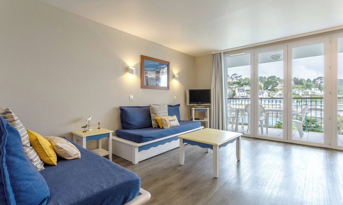 Treboul Apartment | Apartment 'Sea View on the Beach' with Sea View, Shared Pool and Wi-Fi