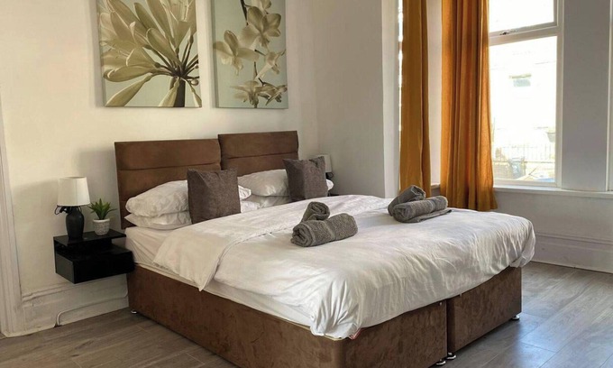 Newport Apartment | Apartment - Sleeps 2 - Parking - WiFi
