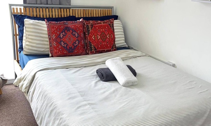 Chadwell Apartment | Apartment - Sleeps 2 - Parking - Station Close