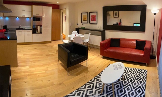 Hull Apartment | Apartment - Sleeps 4 - Balcony - Parking - Pets Ok