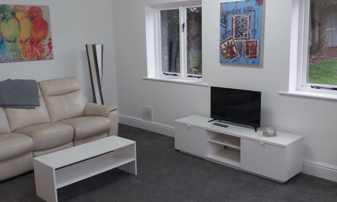 Howlett End Apartment | Apartment - Sleeps 4 - Parking - Close to Stansted