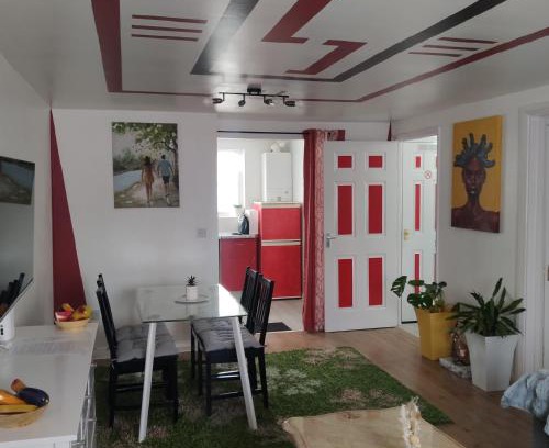 Chadwell Apartment | Apartment - Sleeps 5 - Parking - Station Close