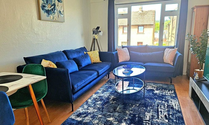 Glenisla Apartment | Apartment Sleeps 7 Near Attractions