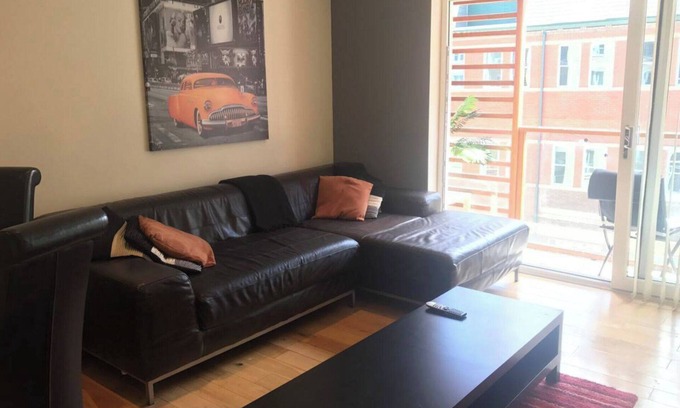 Hull Old Town Apartment | Apartment-Sleeps4-Balcony-Parking-PetsOk