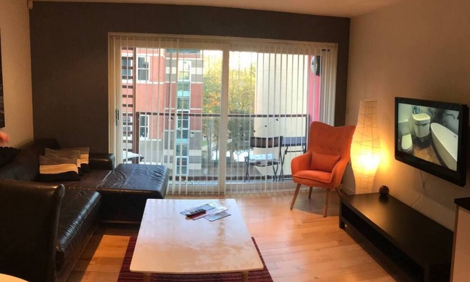 Hull Old Town Apartment | Apartment-sleeps4-balcony-parking-petsok