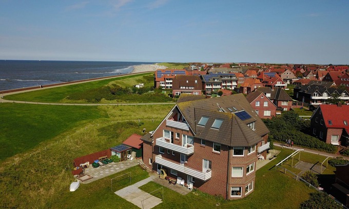 Baltrum Apartment | Apartment 'Strandhus Uiterst-hörn Backbord' with Sea View, Garden & Wi-Fi