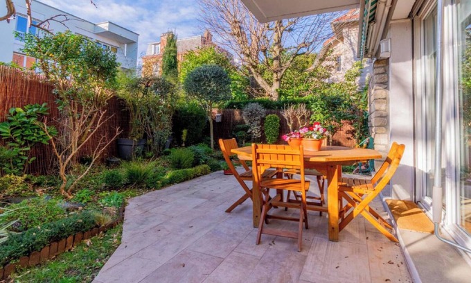 Saint-Cloud Apartment | Apartment 'Sur Jardin Clos' with Private Terrace, Private Garden and Wi-Fi