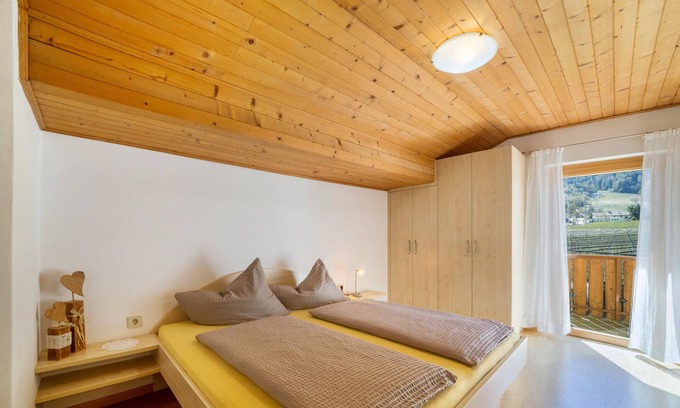 Naturno Apartment | Apartment 'Typ A Pöder's Haus' with Mountain View, Shared Garden and Wi-Fi