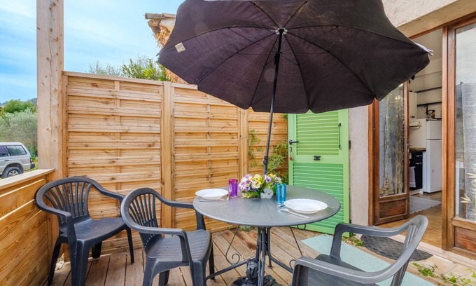 Bastide Giraud Apartment | Apartment 'Vallon Des Prés' with Private Terrace, Shared Garden and Wi-Fi