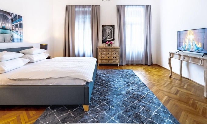 Krems an der Donau Apartment | Apartment with Terrace & King Bed in Krems Stadt