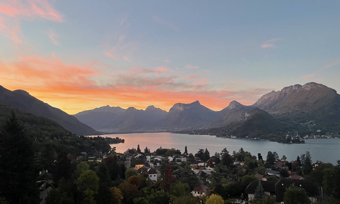 Talloires-Montmin Apartment | Apartment with private garden and awakening view overlooking the bay of Talloires