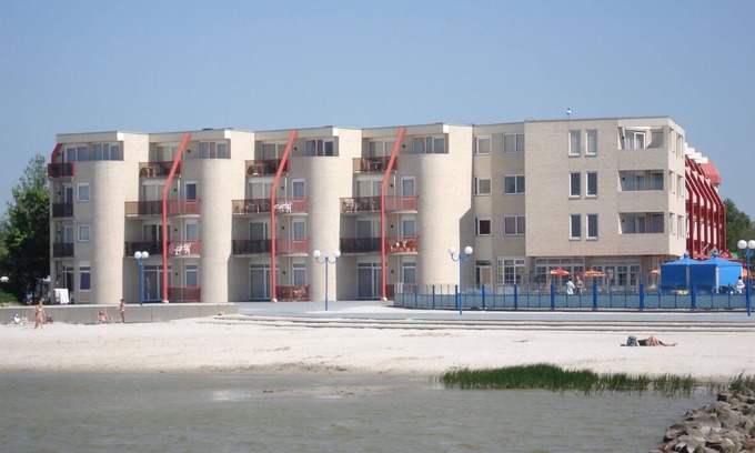 Makkum Apartment | Apartment with a balcony or patio, a bathtub, and a private parking space right by the IJsselmeer at Beach Resort Makkum.