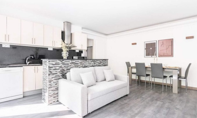 Combat Apartment | Apartment with balcony - Buttes Chaumont