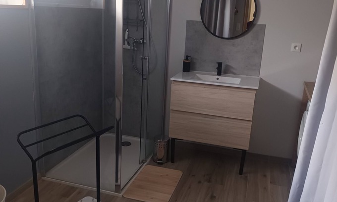 Mirebeau Apartment | Apartment with exterior