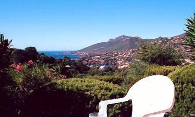 Theoule-Superieur Apartment | Apartment with Shared Pool & Breathtaking Mountain and Sea Views.