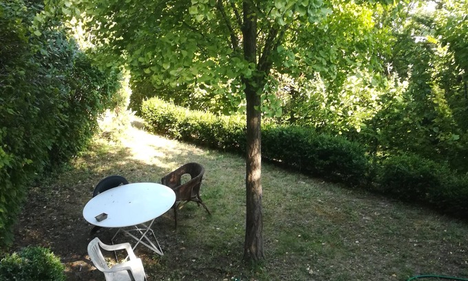 Meyrargues Apartment | Apartment with garden and garage MEYRARGUES. Stays of up to 7 days.