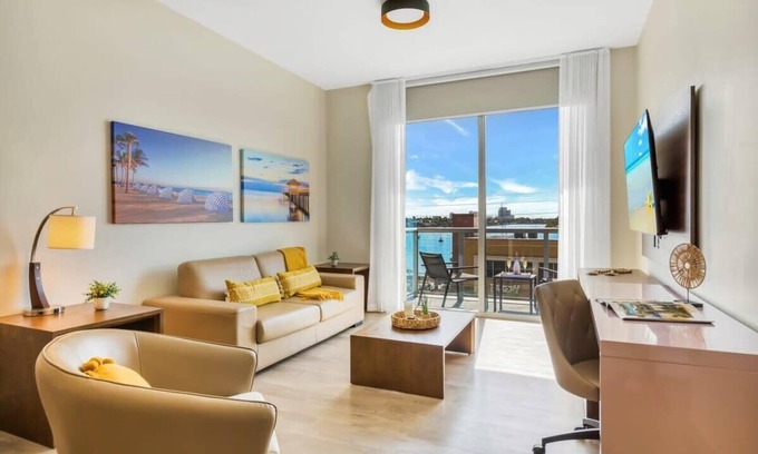 Hollywood Lakes Apartment | Apartment with Hot Tub and Infinite Pool