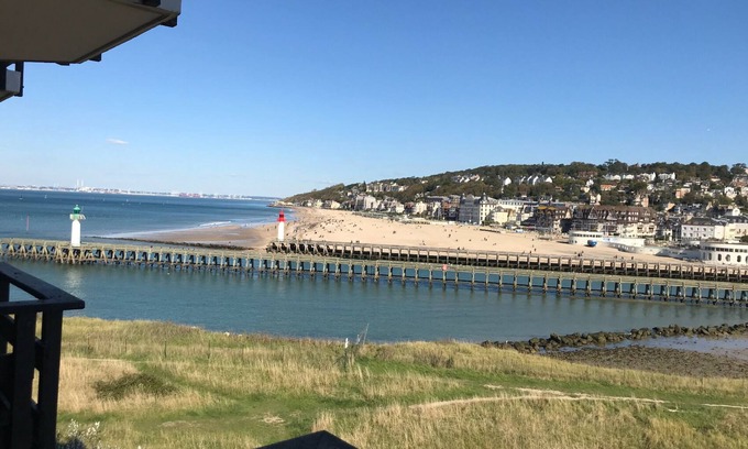 Deauville Apartment | Apartment with sea view, 5 minutes' walk from the beach.