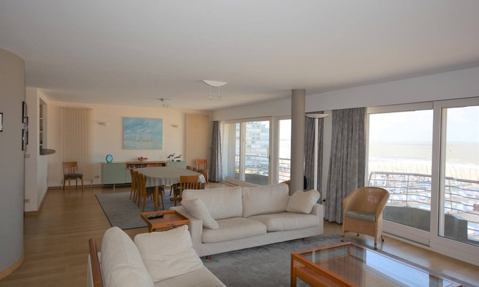 Knokke Apartment | Apartment with views of Sailing Club