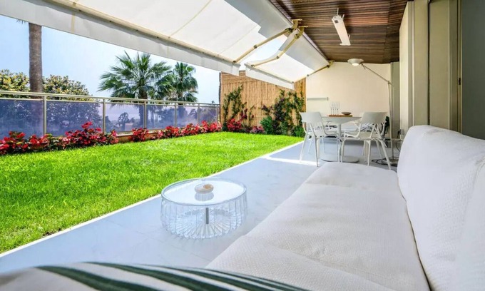 California - Pezou Apartment | Apartments for 4 People