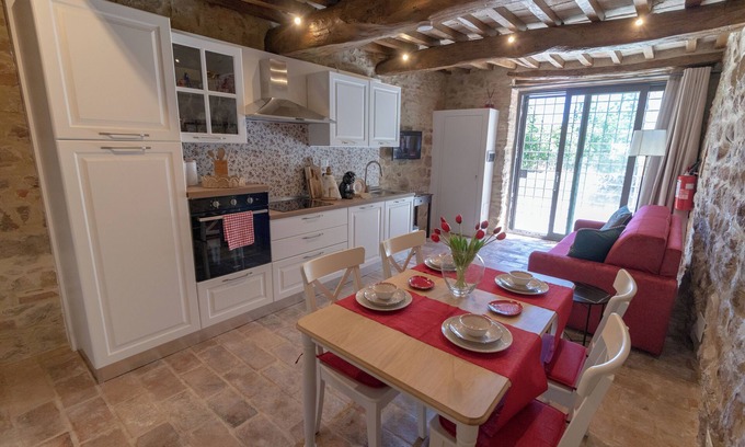 Solfagnano Apartment | App Pietrachiara Biancospino: cozy accommodation nestled in the Umbrian countryside.