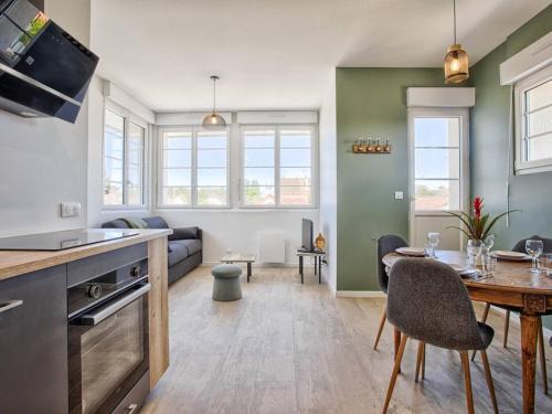 Merville-Franceville-Plage Apartment | Appartement lumineux avec 2 balcons à 600m de la plage - FR-1-788-78