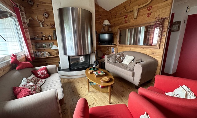 Saint-Jacques-des-Blats Apartment | Appartement avec cheminée à altitude 1500