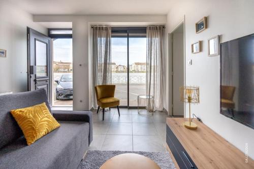 Saint-Laurent-sur-Saone Apartment | Appartement T2 climatisé Le quai 391