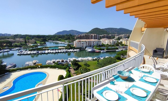 Mandelieu-La-Napoule Apartment | Appartement Lumineux à Cannes Marina, Dernier Étage, vue Marina - Baie de Cannes
