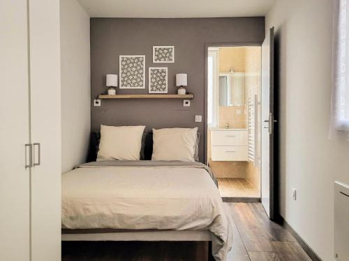 Saint-Claude Apartment | Appartement 2 Coin cuisine, coin chambre, salle de bain