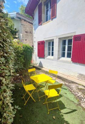 Bayonne Apartment | Appartement Bayonne dans maison basque avec jardin