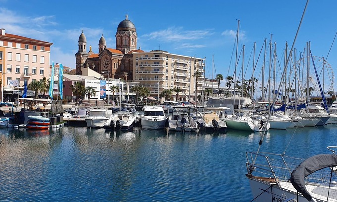 Saint-Raphael Apartment | Appartement climatisé à 15mn de la mer,du centre ville et de la gare.