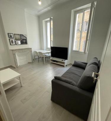 Saint-Lazare Apartment | Appartement entier T3 beau volume 1er étage