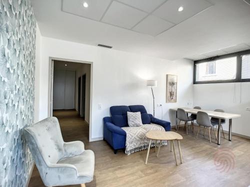 Lamalou-les-Bains Apartment | Appartement F3 Climatisé PMR à 50m des Thermes avec Terrasse et Parking, Animaux Acceptés - FR-1-451-170