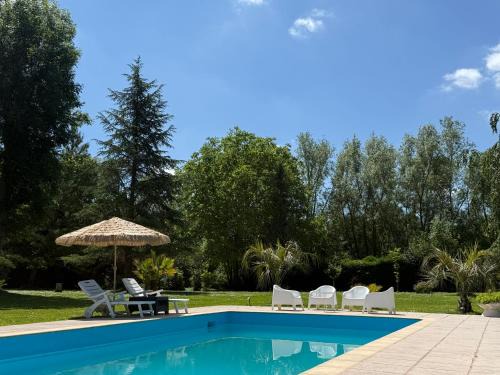Isles-les-Villenoy Apartment | Appartement familial au bord de la Marne, jardin tropical , piscine, tennis, terrasse, parking gratuit proche Disneyland