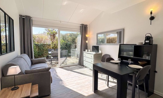 La Couarde-sur-Mer Apartment | Appartement en résidence avec piscine, cour privée