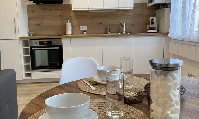 Troyes Apartment | Appartement Luxueux Rénové Avec Balcon & Garage