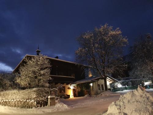 Uttendorf House | Appartement Pension Bäckenhäusl FERIENWOHNUNGEN Chalets Hütten Komfortzimmer