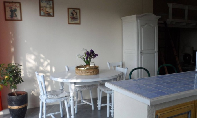 Piolenc Apartment | Appartement Piscine en Campagne un Havre de Paix Animaux de Compagnie Bienvenus