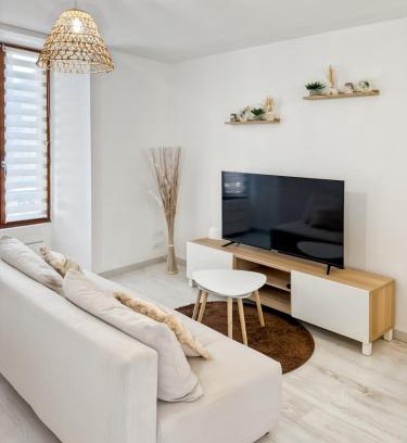 Vic-sur-Cere Apartment | Appartement rénové, lumineux au centre de Vic